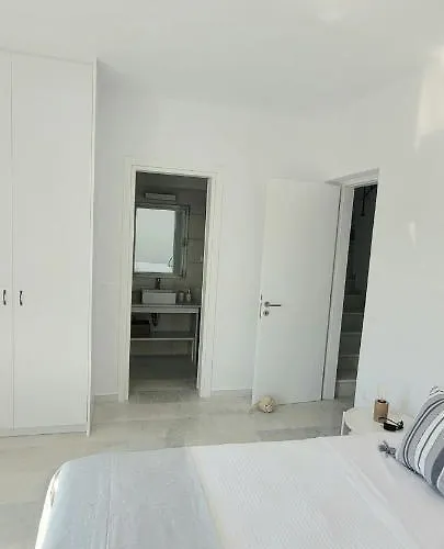 Celine Aliki (Paros)